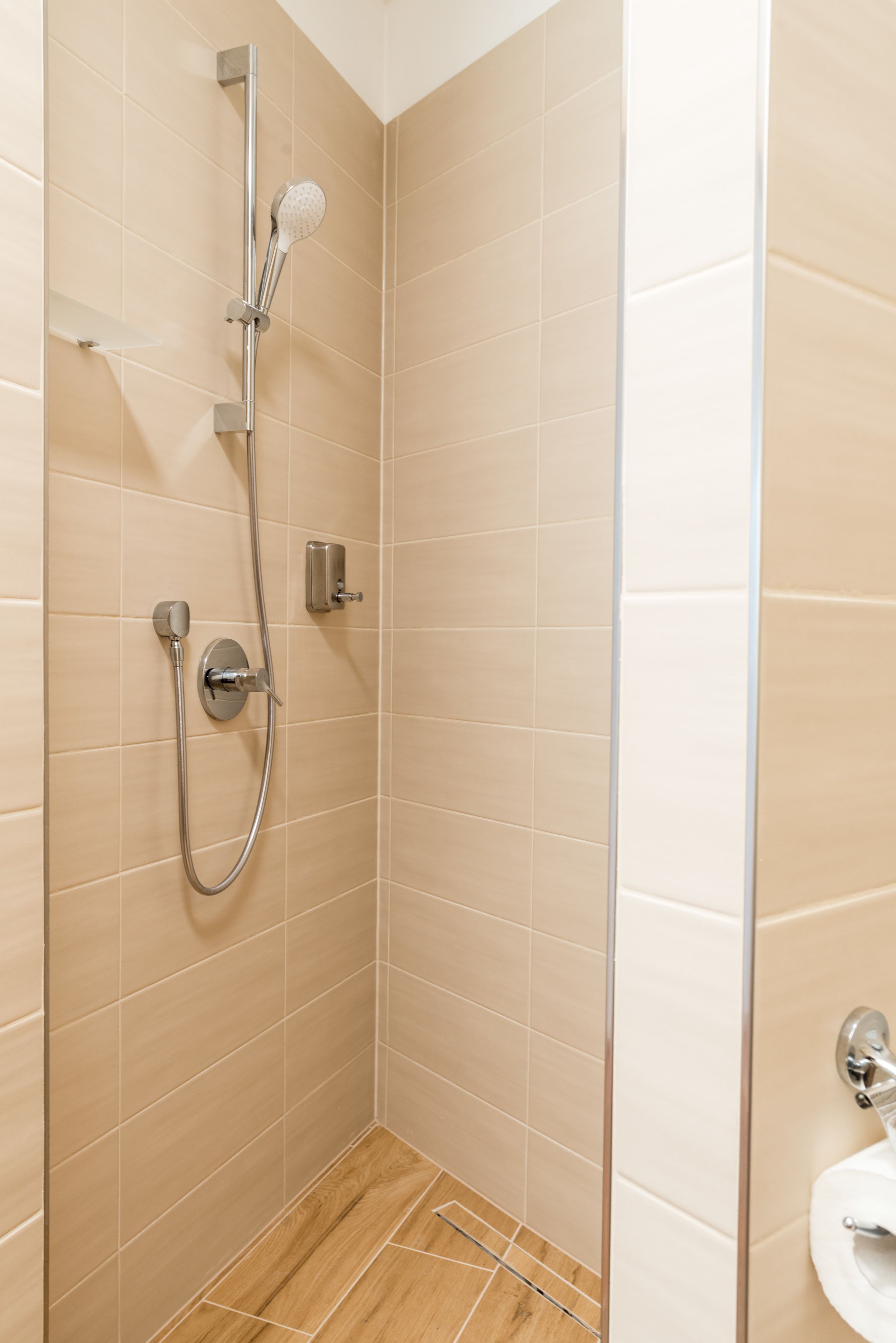 superior double or twin room | bathroom | shower, hydromassage showerhead, free toiletries, hair dryer