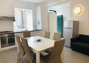 公寓, 2 间卧室 (Otello) (Piazza Boggiani 6)) | 起居区 | 20-英寸纯平电视 （配备有线频道）、电视