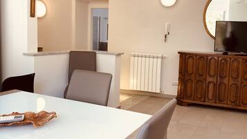 Apartment, 1 Schlafzimmer (Amleto) (Piazza Boggiani 5)) | Wohnbereich | 20-Zoll-Flachbildfernseher mit Kabelempfang, Fernseher