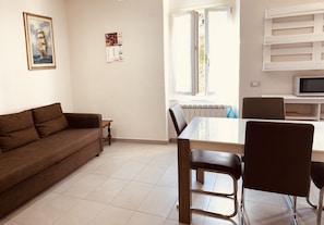 Apartment, 1 Bedroom (Amleto) (Piazza Boggiani 5)) | Living area | 20-inch flat-screen TV with cable channels, TV - Appartamenti St'Andrea (Levanto)