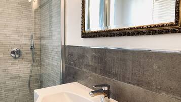 LÀgenhet - 1 sovrum (Amleto) (Piazza Boggiani 5)) | Badrum | Djupt badkar, gratis toalettartiklar, hÄrtork och bidé