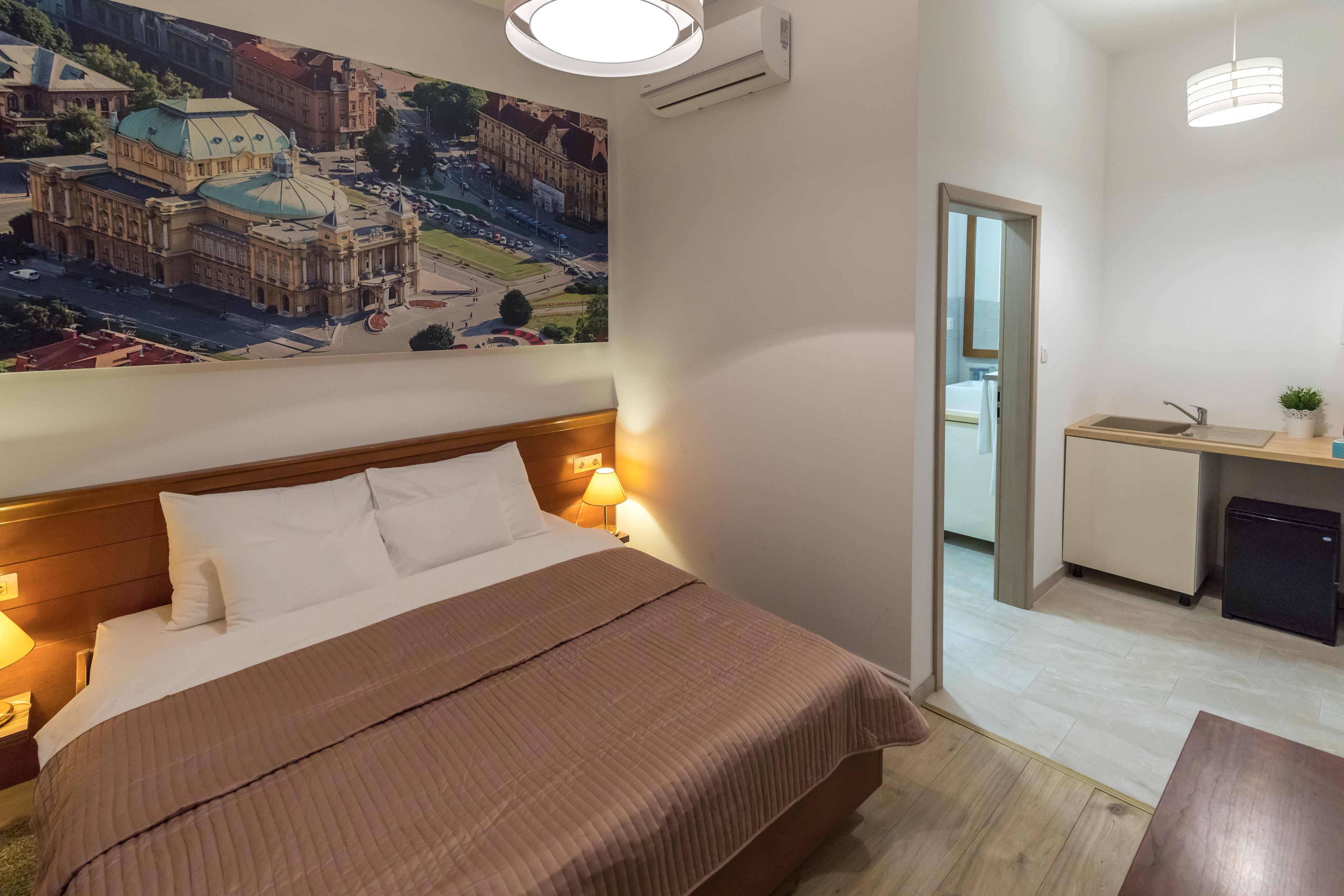 Kamar Double | Minibar, meja kerja, setrika/meja setrika, dan Wi-Fi gratis