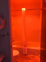 Quarto solteiro, 1 cama Queen, para fumantes | Banheiro | Produtos de toalete grátis, toalhas de banho