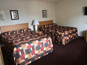Habitación doble, 2 camas Queen size, para no fumadores | Cunas, camas extra, wifi gratis y ropa de cama