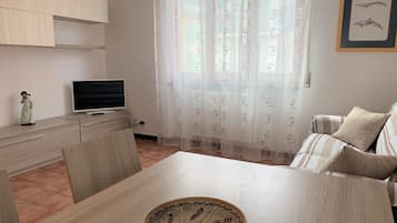 Apartment (Lella - Via Martiri della Libertà 24) | Ruang tamu | 20 inci televisyen dengan kabel
