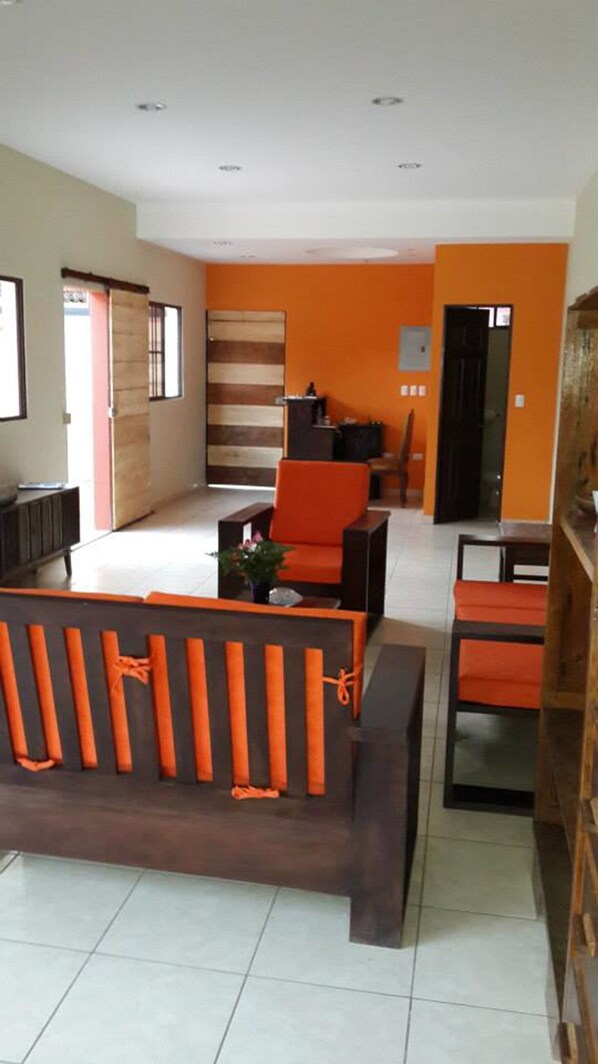 Télévision à écran plat de 32 pouces avec chaînes par câble, télévision