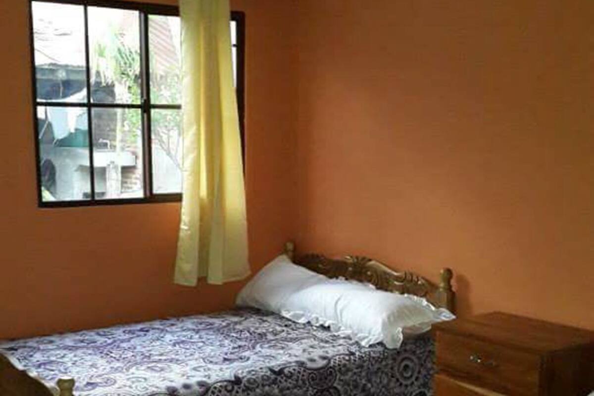 Habitación básica doble, 2 camas matrimoniales | Cunas, camas extra y wifi gratis 