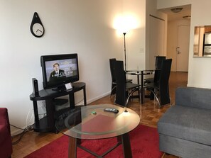 ห้องสวีท, 1 ห้องนอน | บริเวณนั่งเล่น | ทีวี