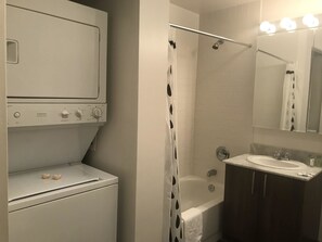 淋浴/浴缸二合一、免費盥洗用品、毛巾