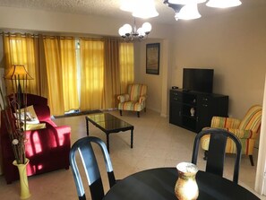 Flat-screen TV - Rowans Park - Luxury Apartment (Rowans)