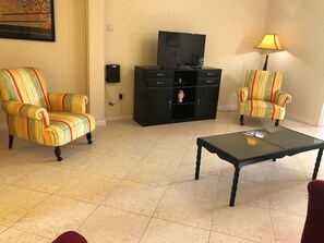 Flat-screen TV - Rowans Park - Luxury Apartment (Rowans)