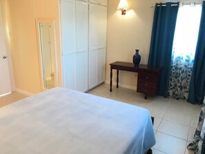 1 bedroom, desk, iron/ironing board, cots/infant beds - Rowans Park - Luxury Apartment (Rowans)