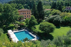 Una piscina al aire libre de temporada