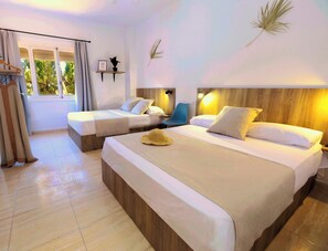 A hotel room with two beds, a chair, a desk, and a window with curtains. - Maxcaly Playa by Blossom Hotels (Aguilas)