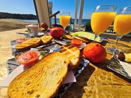 Desayuno continental diario (EUR 10 por persona)