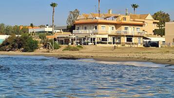 Superior tweepersoonskamer, uitzicht op het strand | 1 slaapkamer, een strijkplank/strijkijzer, gratis wifi, beddengoed