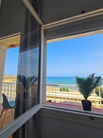 Tabla de planchar con plancha, wifi gratis y ropa de cama 