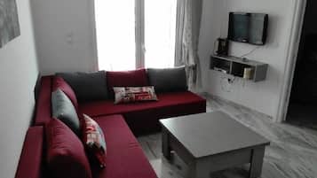 Studio | Living room | 32-inch flat-screen TV with satellite channels, TV