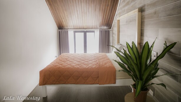 Soundproofing, iron/ironing board, WiFi (free), bed sheets - Lala's Home (Hanoi)