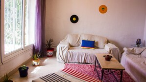 Studio | Living room | 24-inch LCD TV with satellite channels, TV - Studio De Charme (Sidi Bou Said)