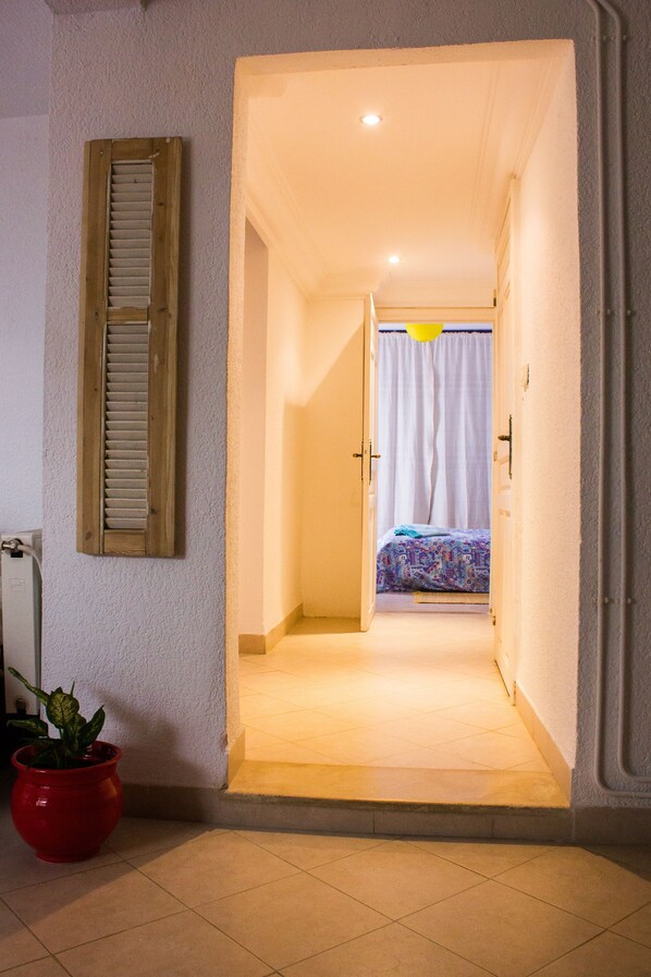 Studio | Living room | 24-inch LCD TV with satellite channels, TV - Studio De Charme (Sidi Bou Said)