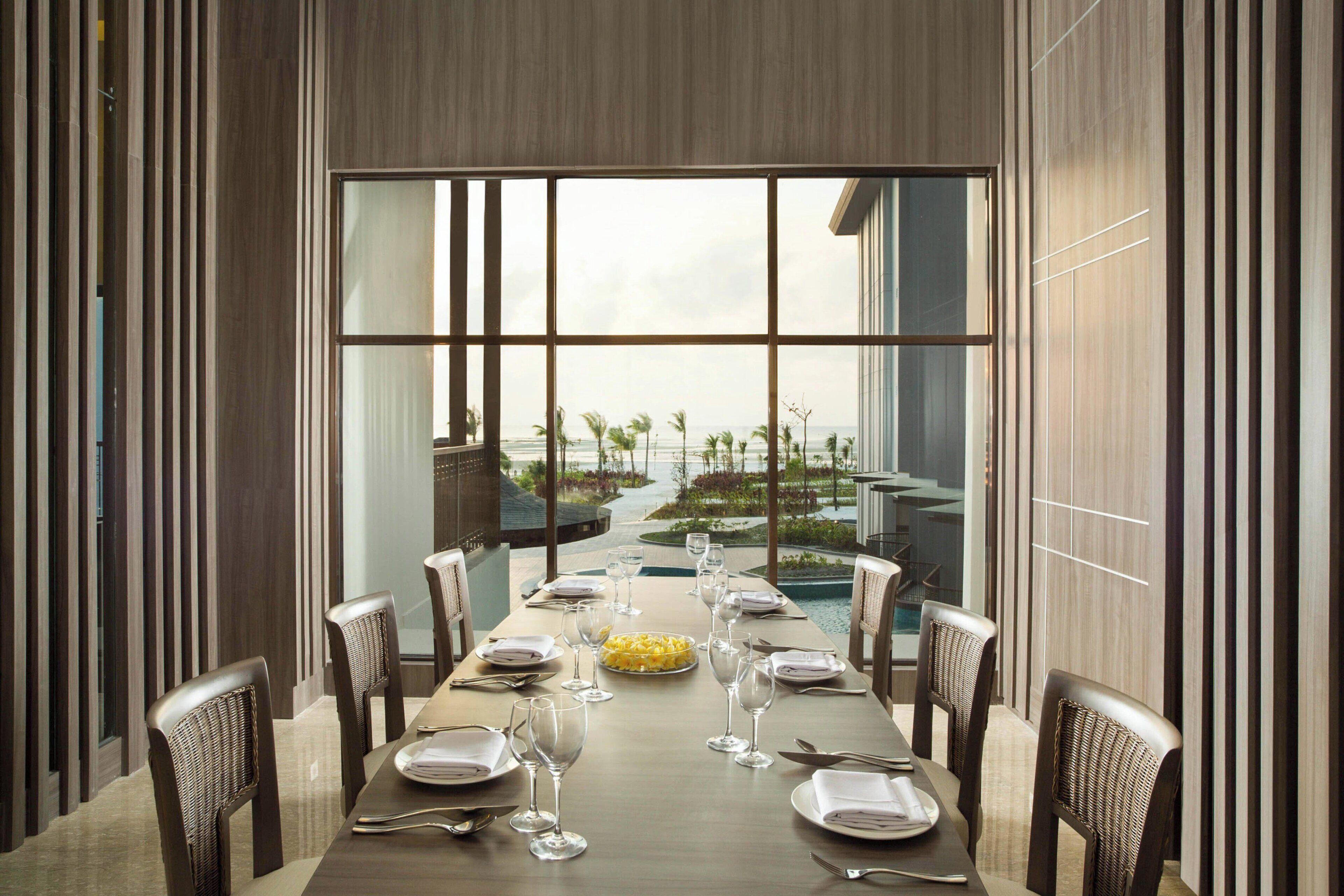 Serviço de café da manhã, almoço, jantar; vistas para a piscina