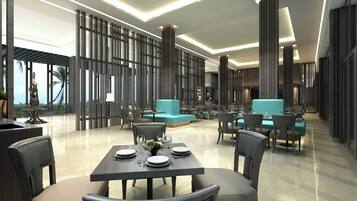 Un restaurant moderne doté de hauts plafonds, de grandes fenêtres et d’un agencement varié des espaces, comprenant des tables et des banquettes.