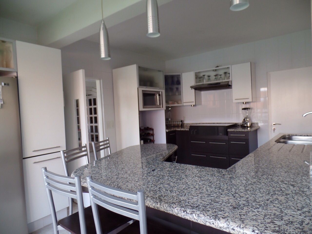 Casa familiar, 5 habitaciones | Cocina privada | Refrigerador con congelador, microondas, horno y parrilla de estufa 