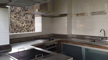 Family House, 5 Bedrooms | Private kitchen | Full-size fridge, microwave, oven, stovetop