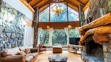 Chalet Deluxe, 5 chambres, vue montagne | Coin séjour | Télévision LED, cheminée, films à la carte, espaces bureaux