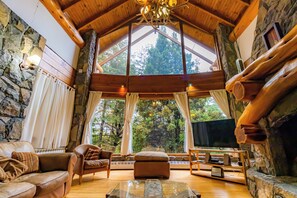 Deluxe chalet, 5 slaapkamers, uitzicht op bergen | Woonruimte | Een ledtelevisie, een open haard, betaalfilms en een kantoor