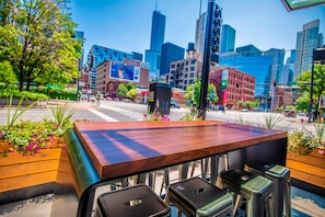 Serves breakfast, lunch, and dinner