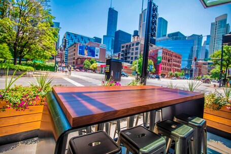 Moxy Chicago Downtown - Image 11
