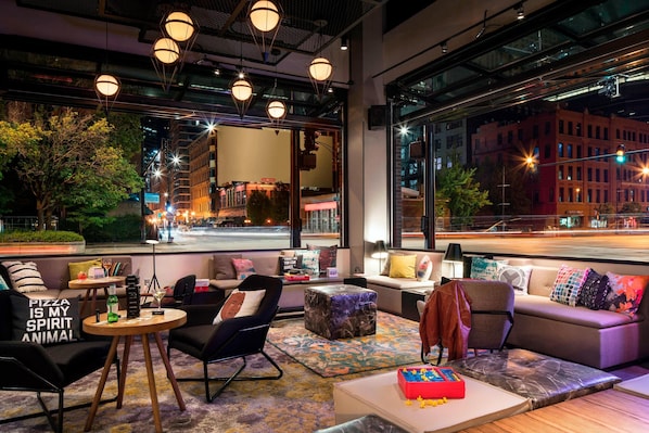 Serves breakfast, lunch, and dinner