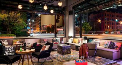 Moxy Chicago Downtown