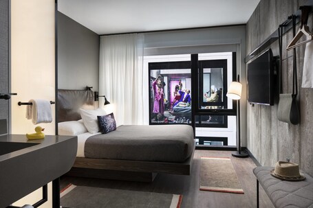 Moxy Chicago Downtown - Image 1