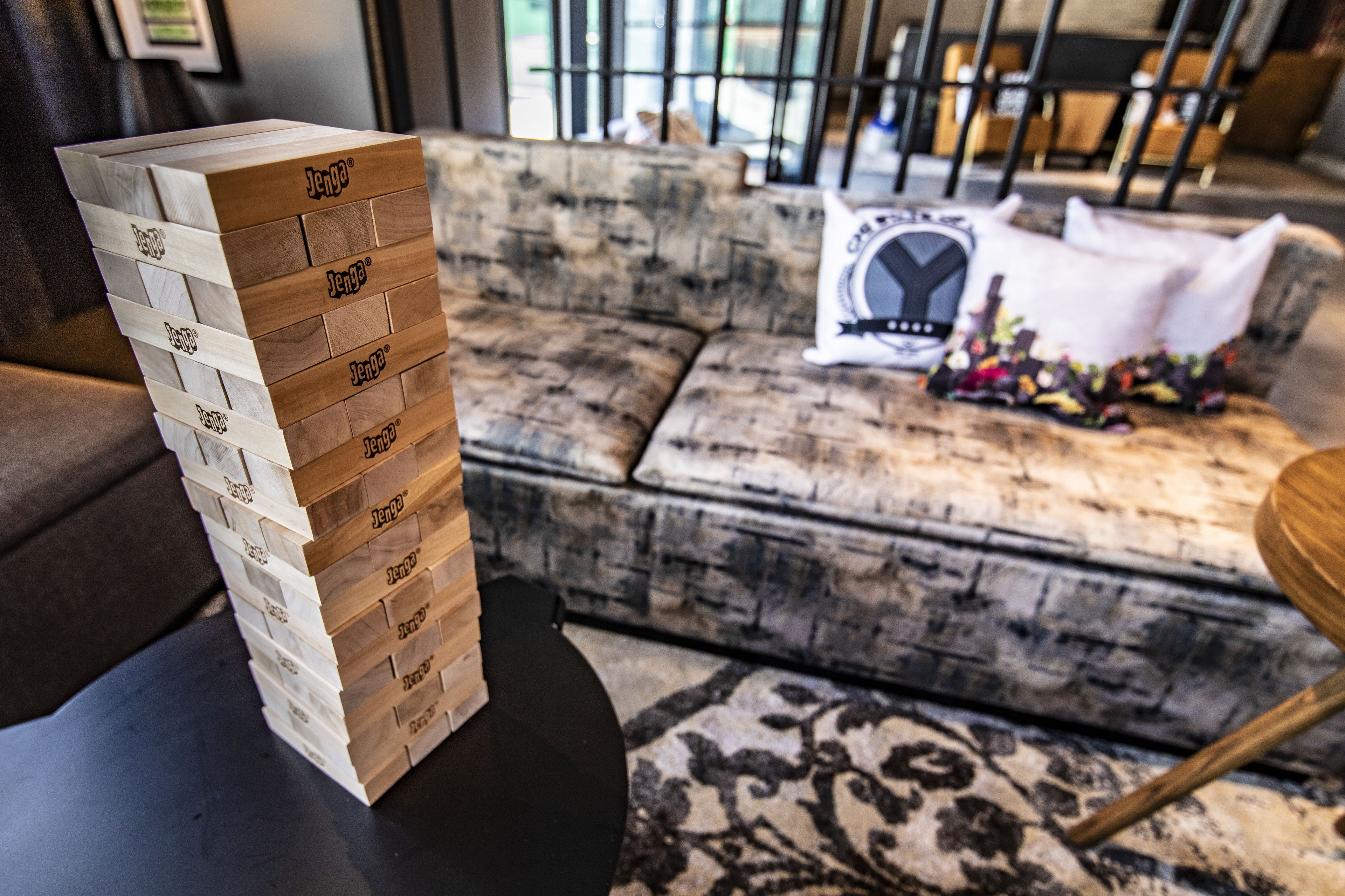 serves breakfast, lunch and dinner