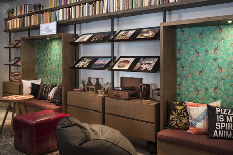 Moxy Chicago Downtown - Image 45