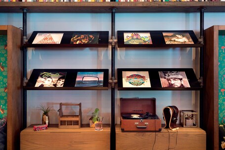 Moxy Chicago Downtown - Image 40