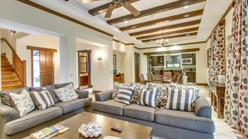 Club-Villa, 4 Schlafzimmer, Nichtraucher | Wohnzimmer | Flachbildfernseher