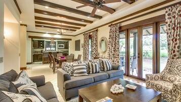 Club-Villa, 4 Schlafzimmer, Nichtraucher | Wohnzimmer | Flachbildfernseher