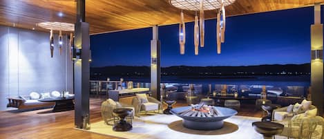 2 bars/lounges, lobby lounge
