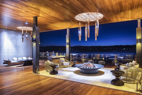 2 bars/lounges, lobby lounge