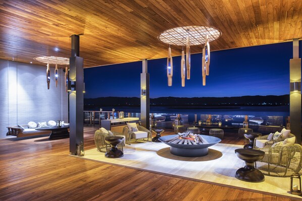 2 bars/lounges, lobby lounge