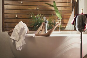 Separate bathtub and shower, spring water bathtub, rainfall showerhead