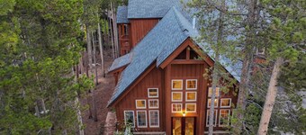 Sawmill Run Lodge: Pet-Friendly, Walk to Peak 8, Hot Tub, Grill, Shuttle