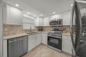 Fridge, microwave, coffee/tea maker, toaster - Island House Beach Resort V38 (Siesta Key)