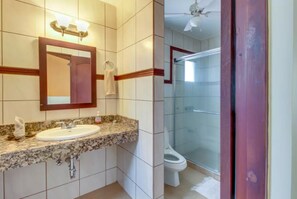 Comfort-Apartment, 2 Schlafzimmer, Nichtraucher | Badezimmer | Dusche, kostenlose Toilettenartikel, Handtücher