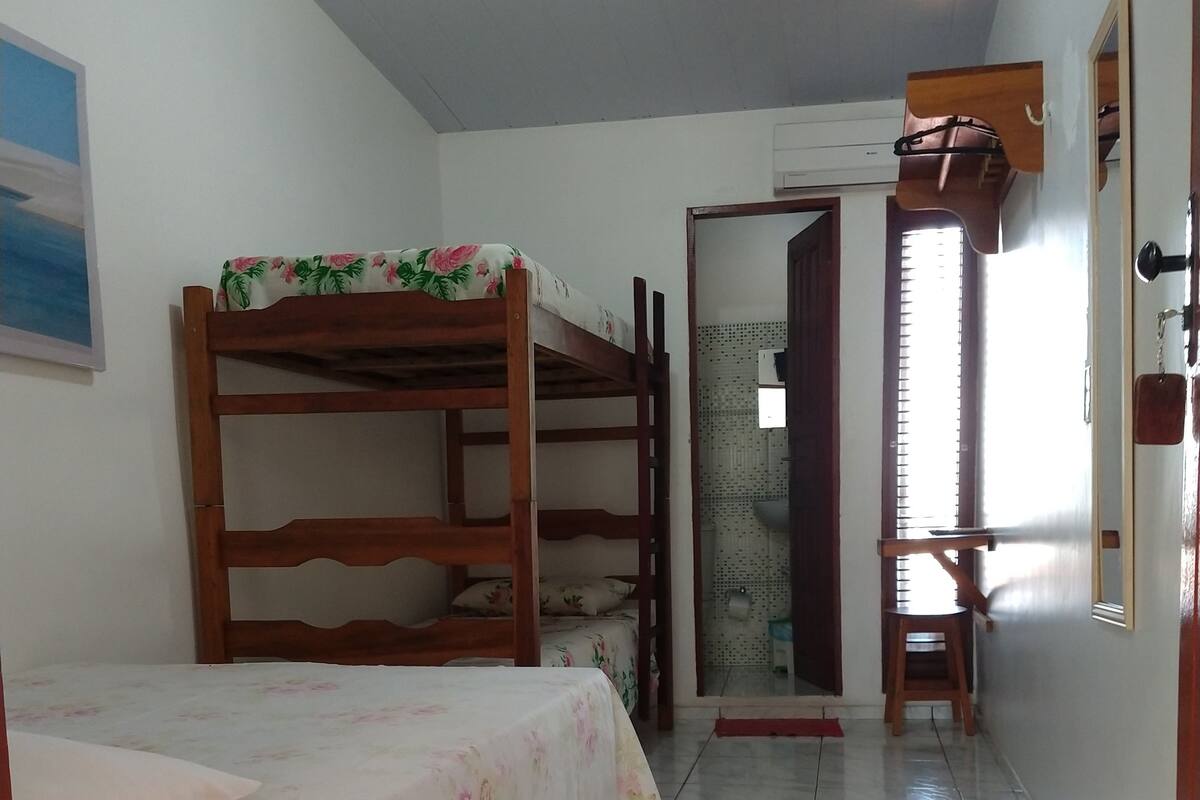 Habitación cuádruple básica | Wifi gratis y ropa de cama