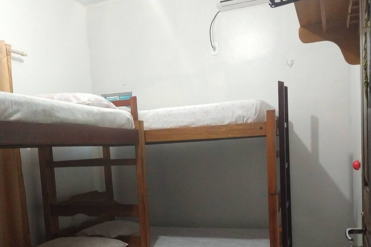 Habitación triple económica, baño compartido (Banheiro externo ) | Wifi gratis y ropa de cama